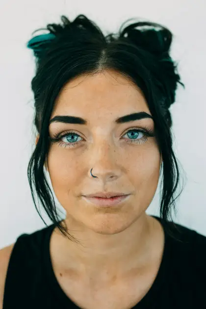 Lived-in brunette with face-framing money pieces