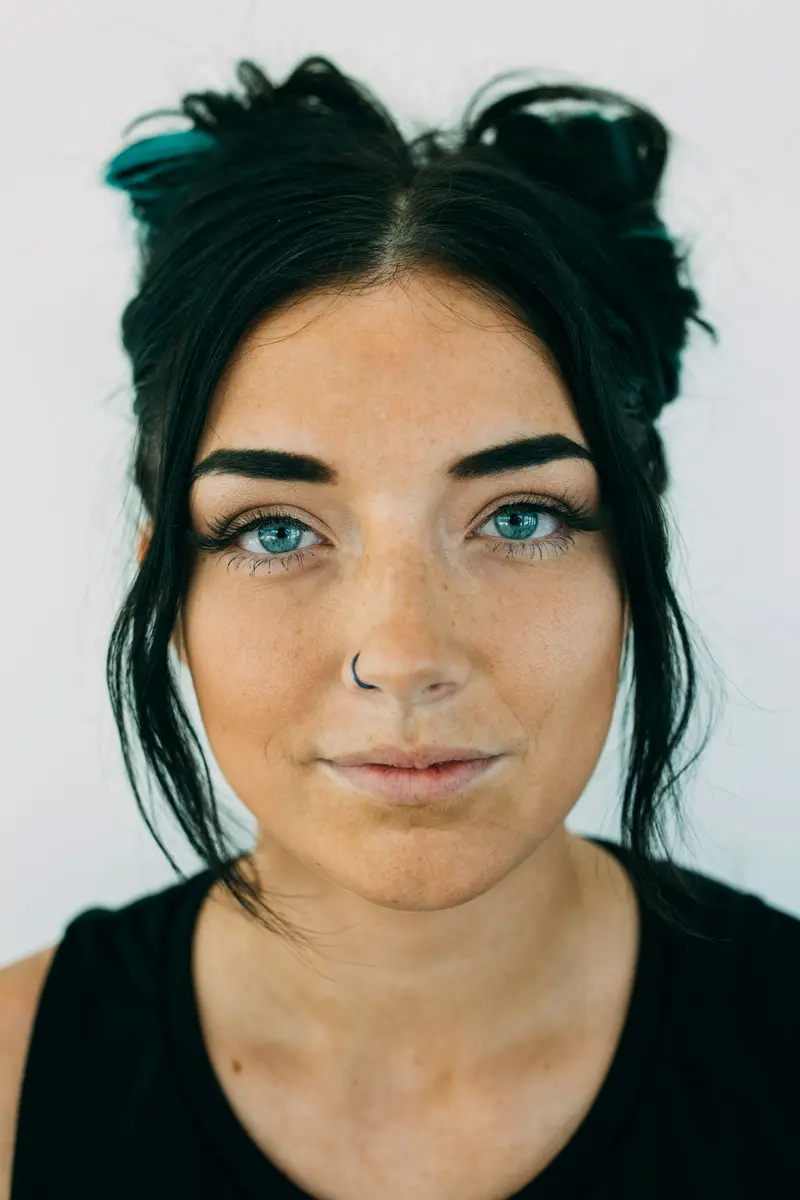 Lived-in brunette with face-framing money pieces